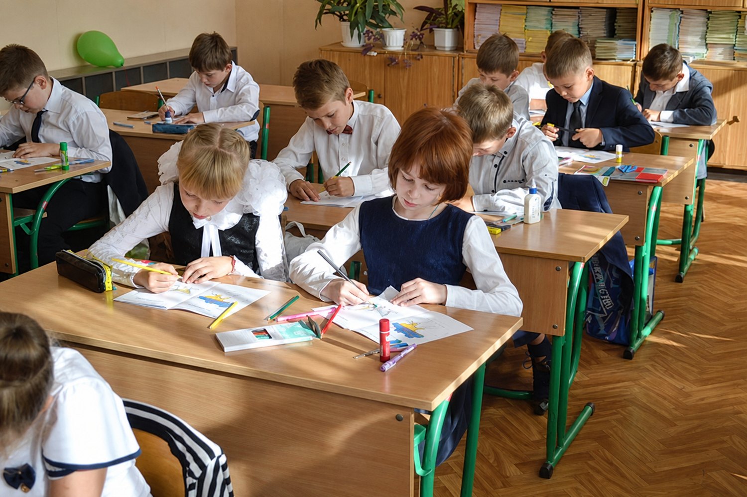 Школьники решают экзаменационные задания по математике